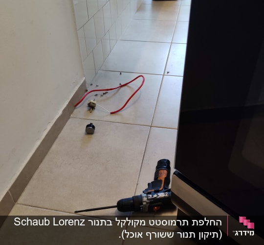 מקדחה חשמלית על הרצפה ליד כבל אדום